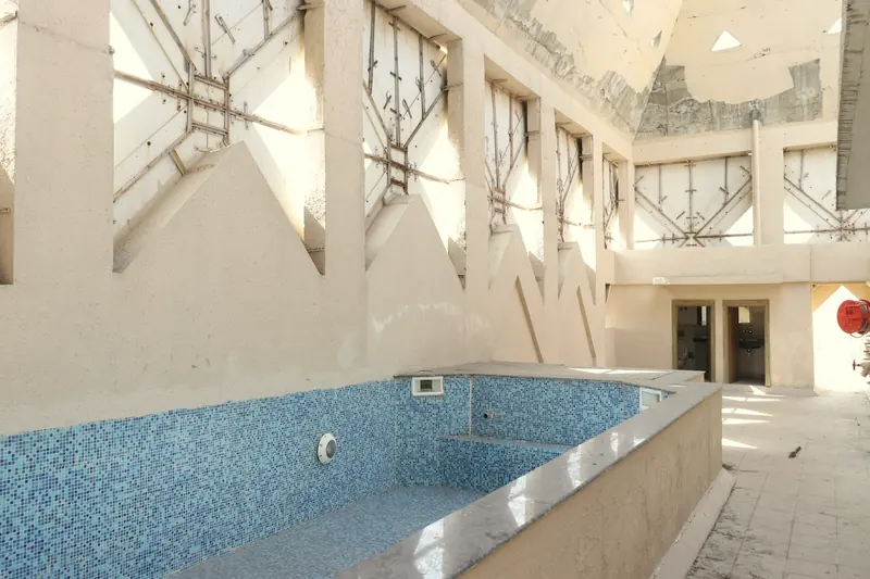Piscina em obra (fotografia ilustrativa)